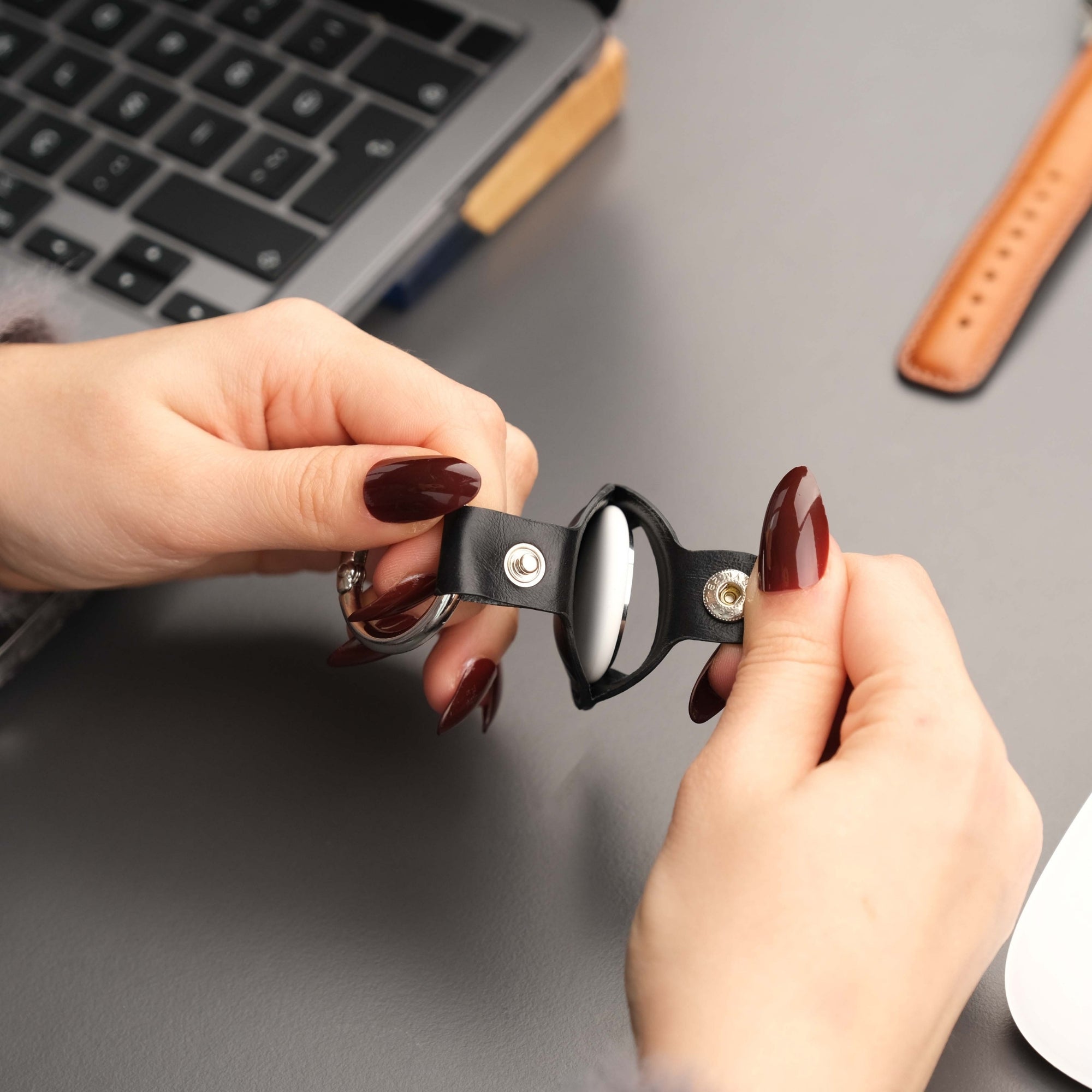 saratoga leather airtag holder - toronata -