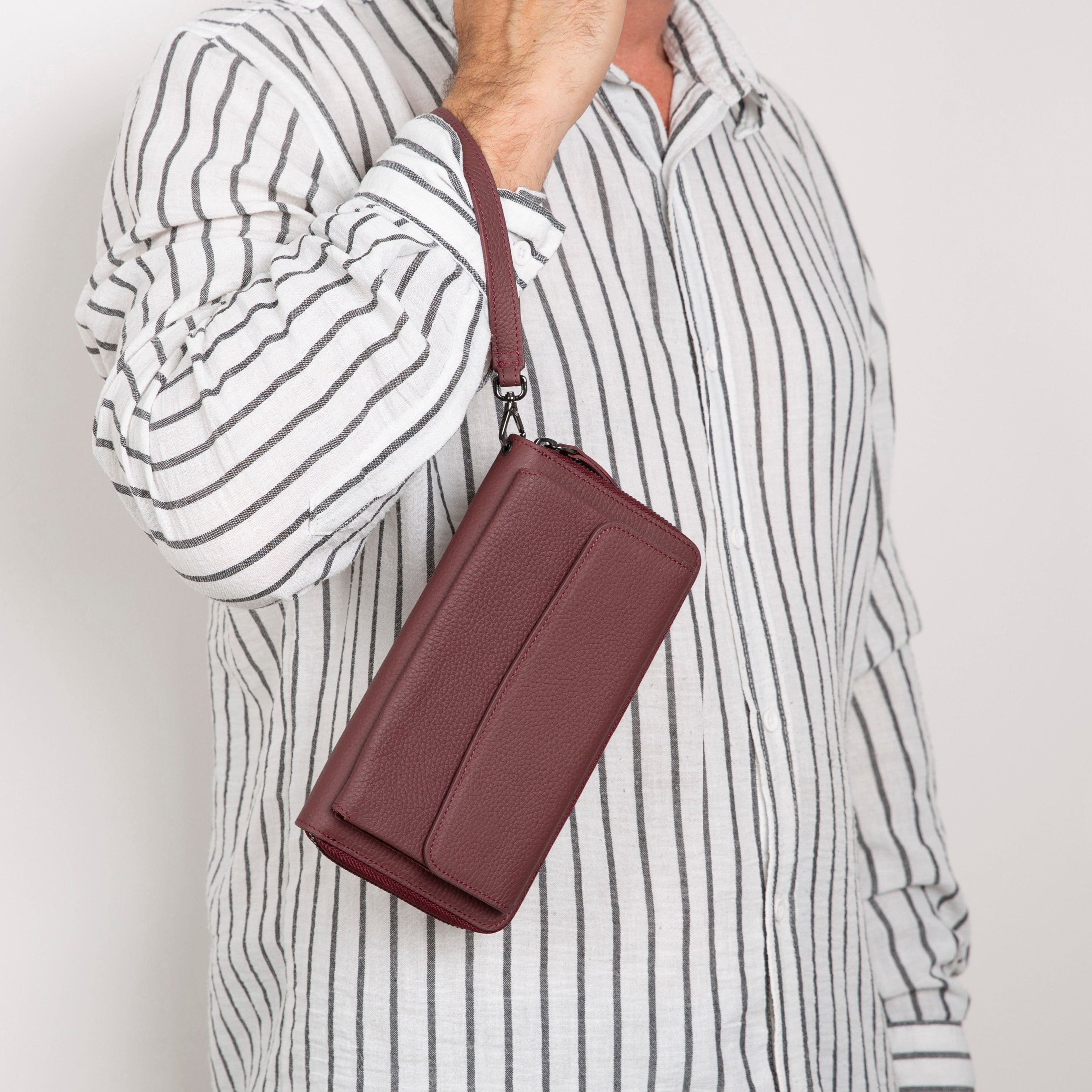 Anchorage Leather Wallet – Phone Holder & 12 Card Slots