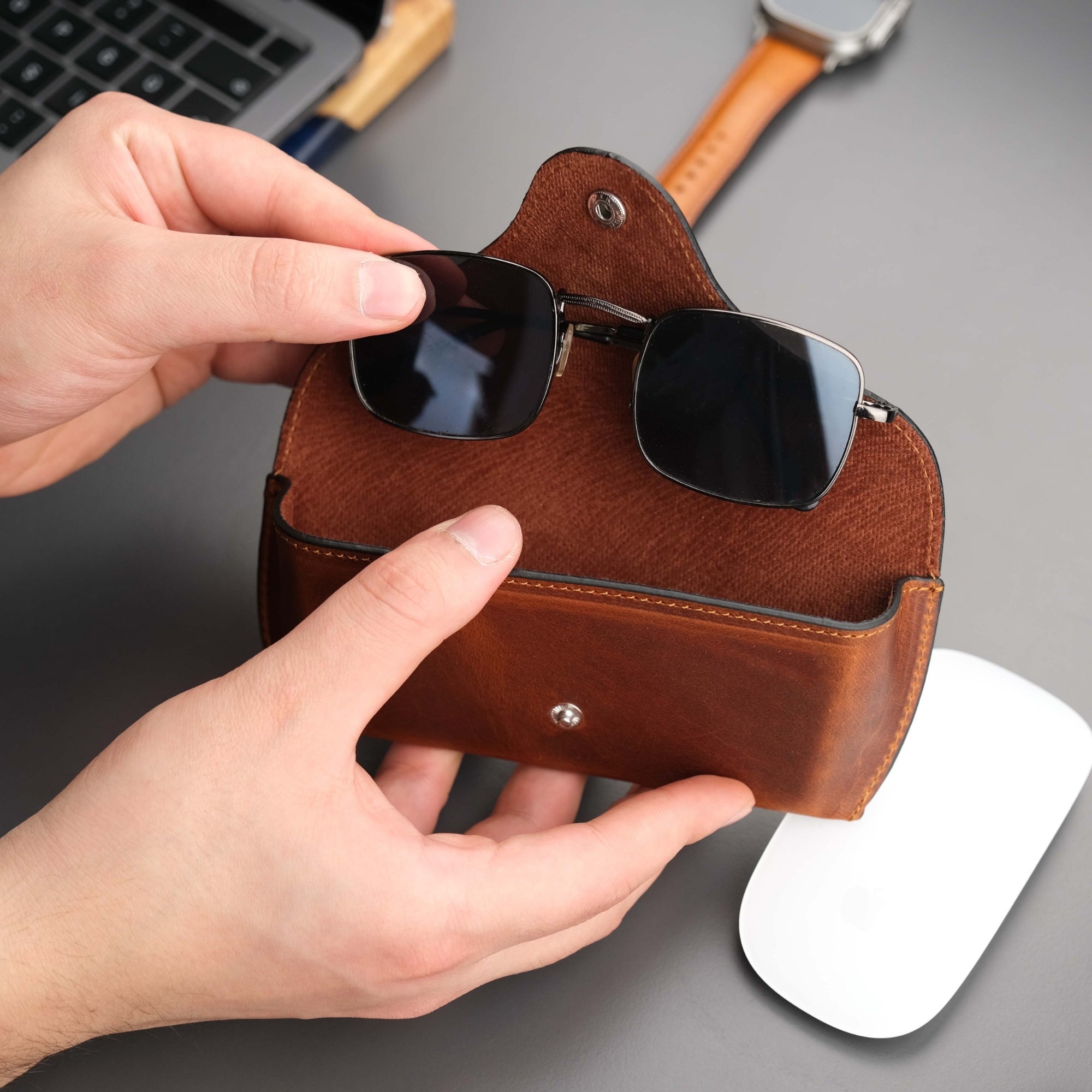 rochaster-leather-glasses-case-antic-brown-1 #color_antic-brown