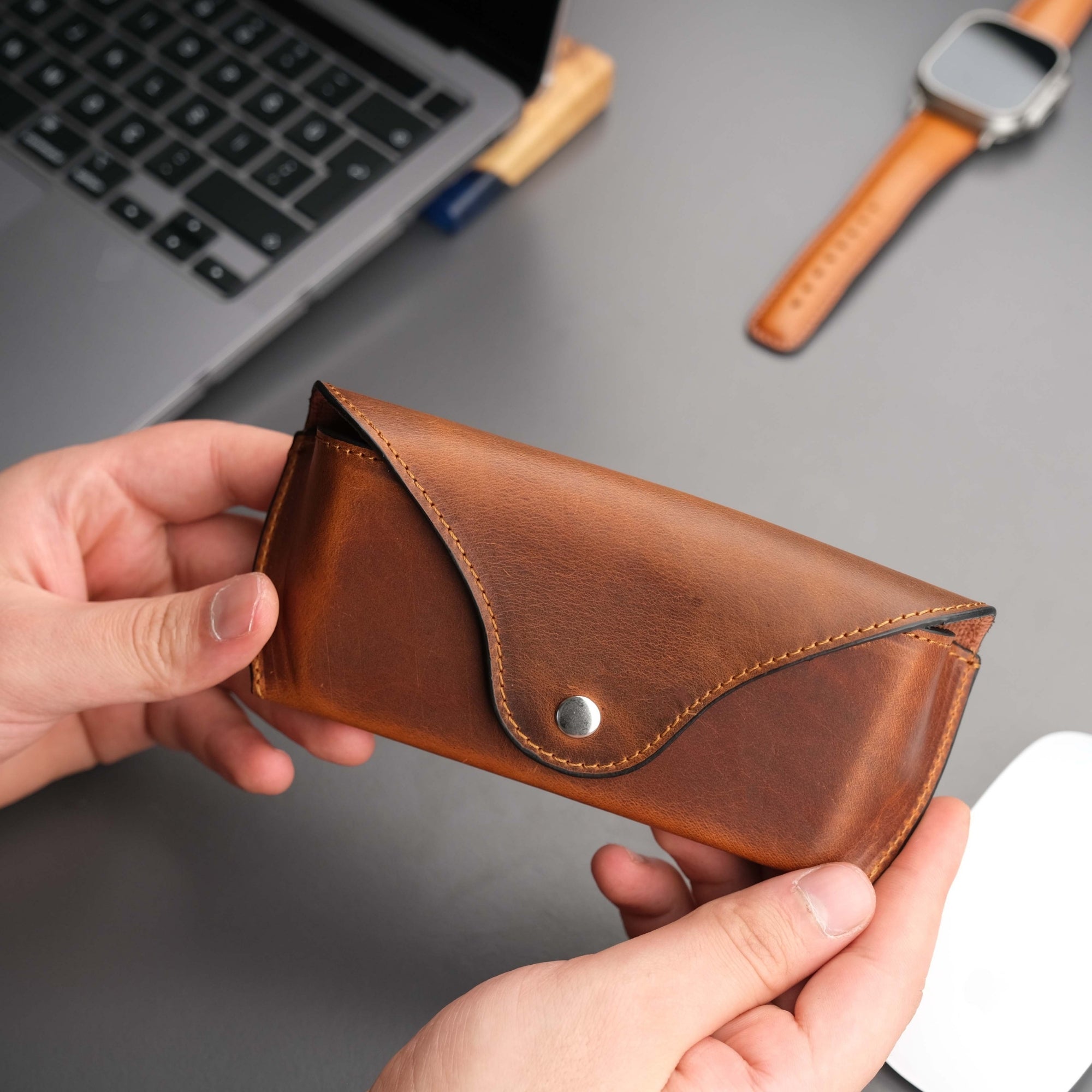 rochaster-leather-glasses-case-antic-brown-2 #color_antic-brown