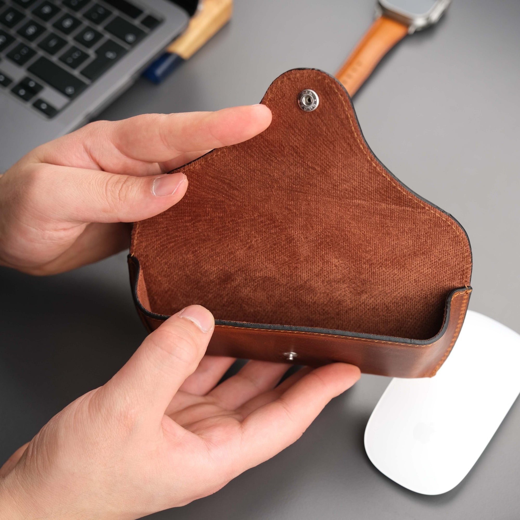 rochaster-leather-glasses-case-antic-brown-4 #color_antic-brown