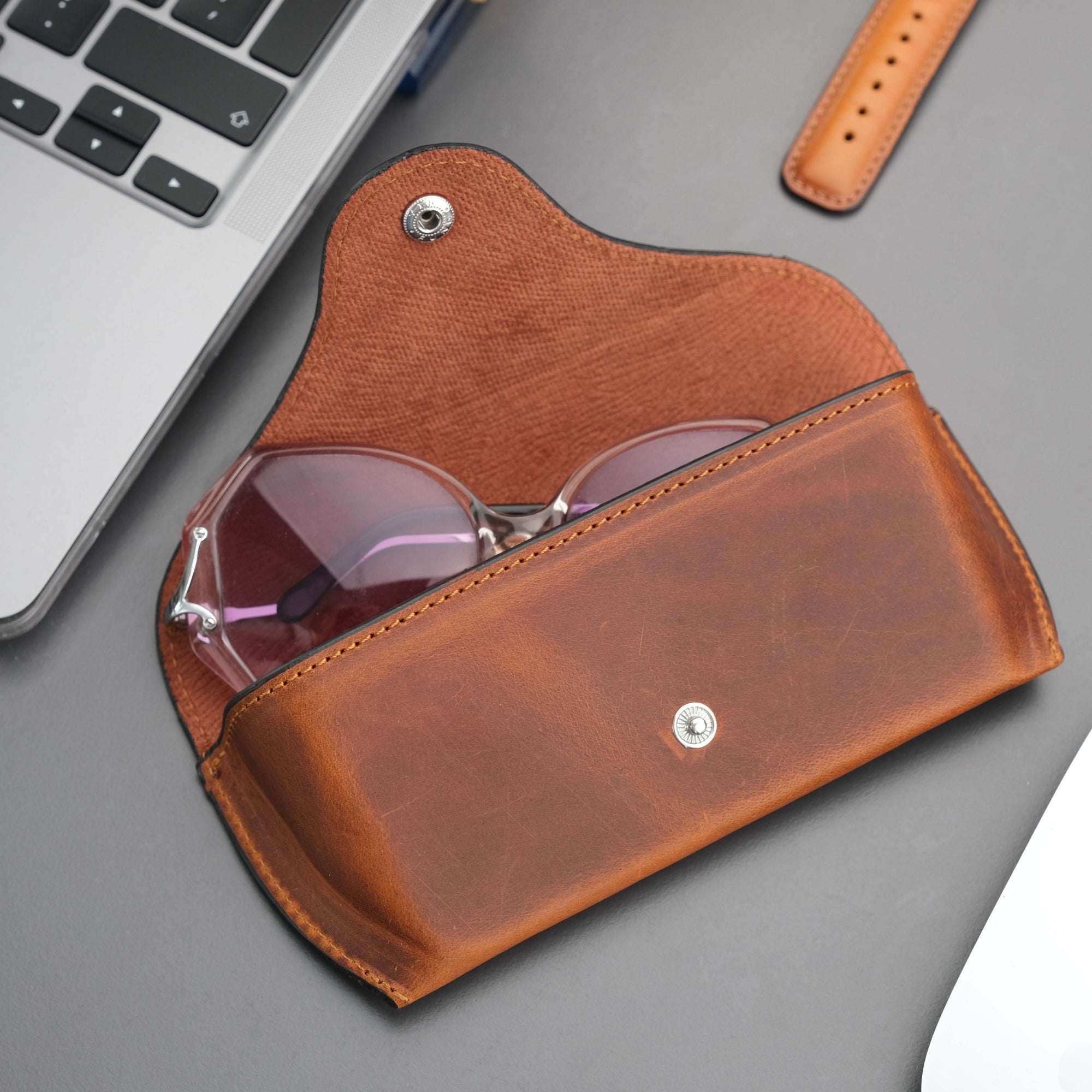rochaster-leather-glasses-case-antic-brown-3 #color_antic-brown