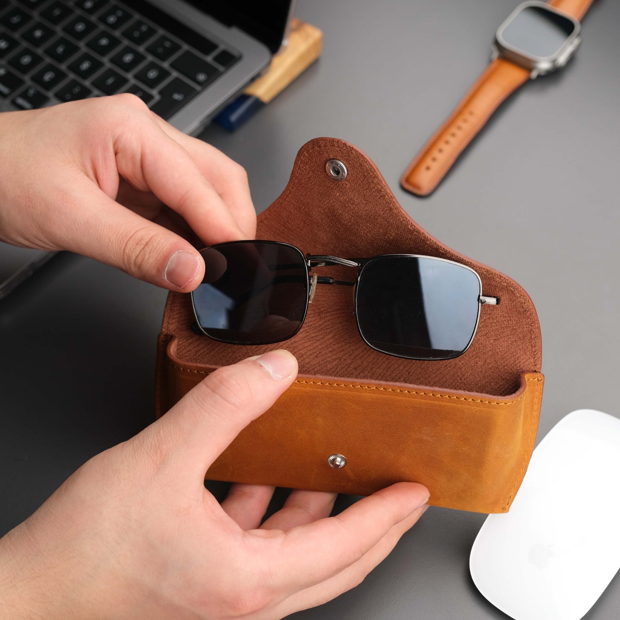 rochaster-leather-glasses-case-antic-tan-1