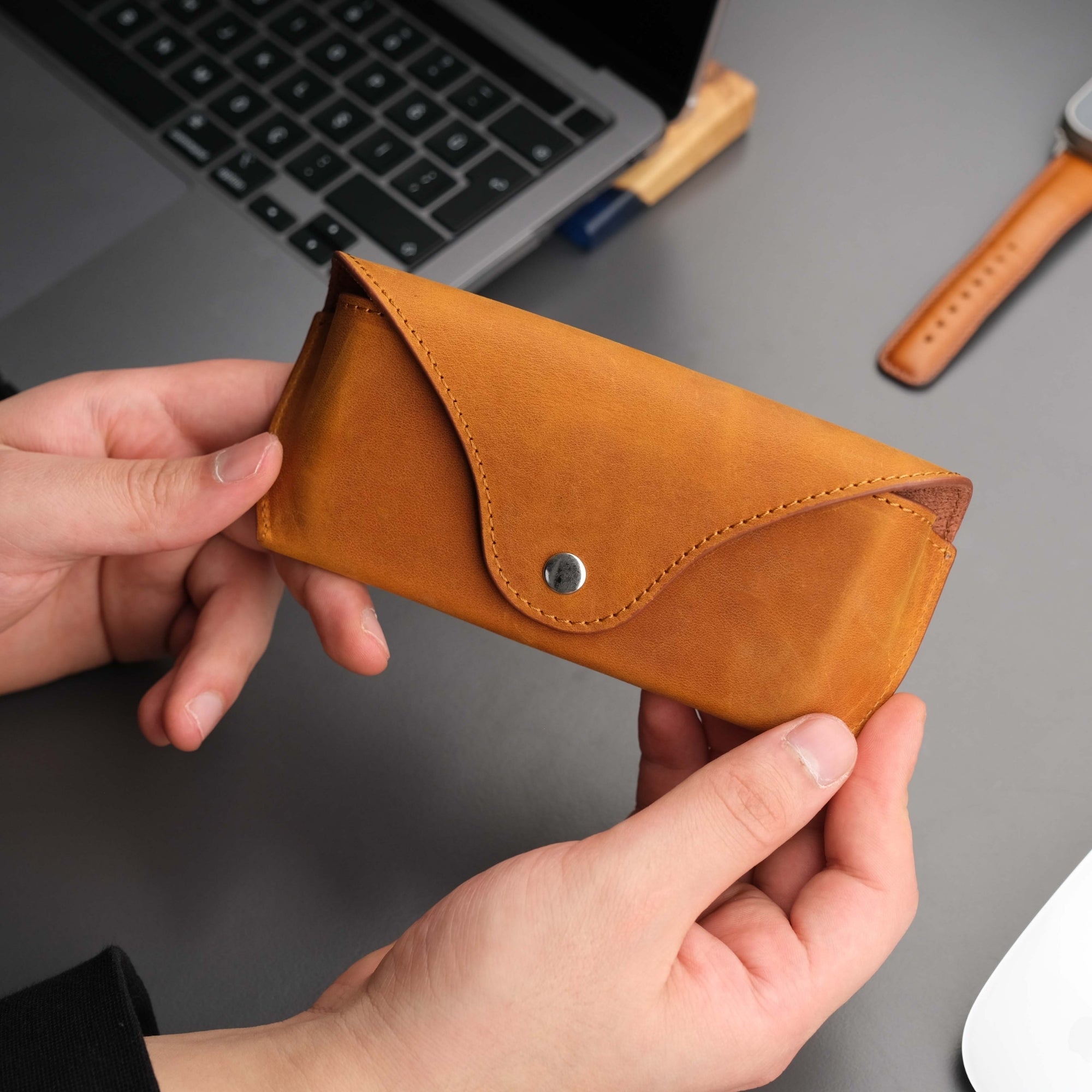 rochaster-leather-glasses-case-antic-tan-2