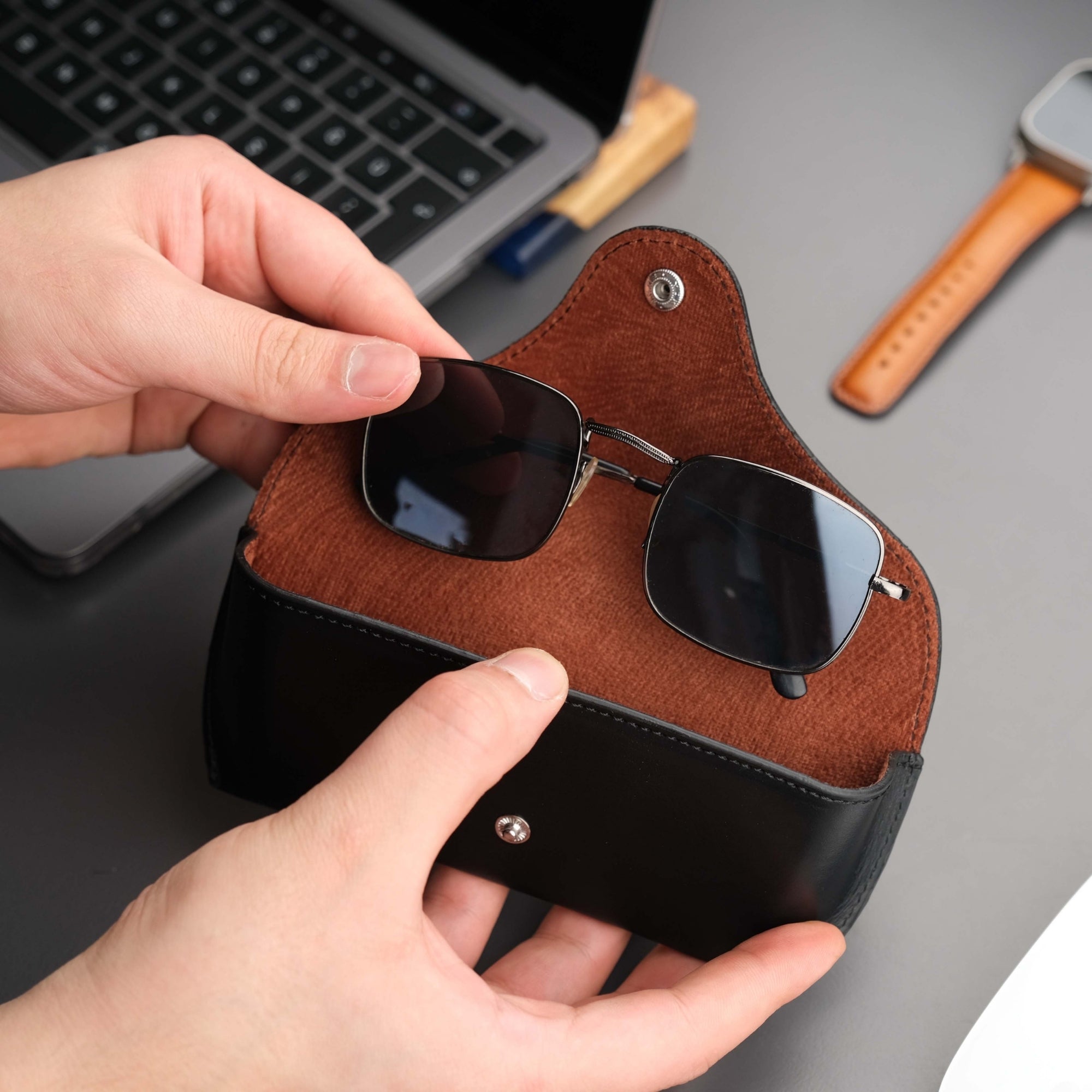 rochaster-leather-glasses-case-antic-black-1