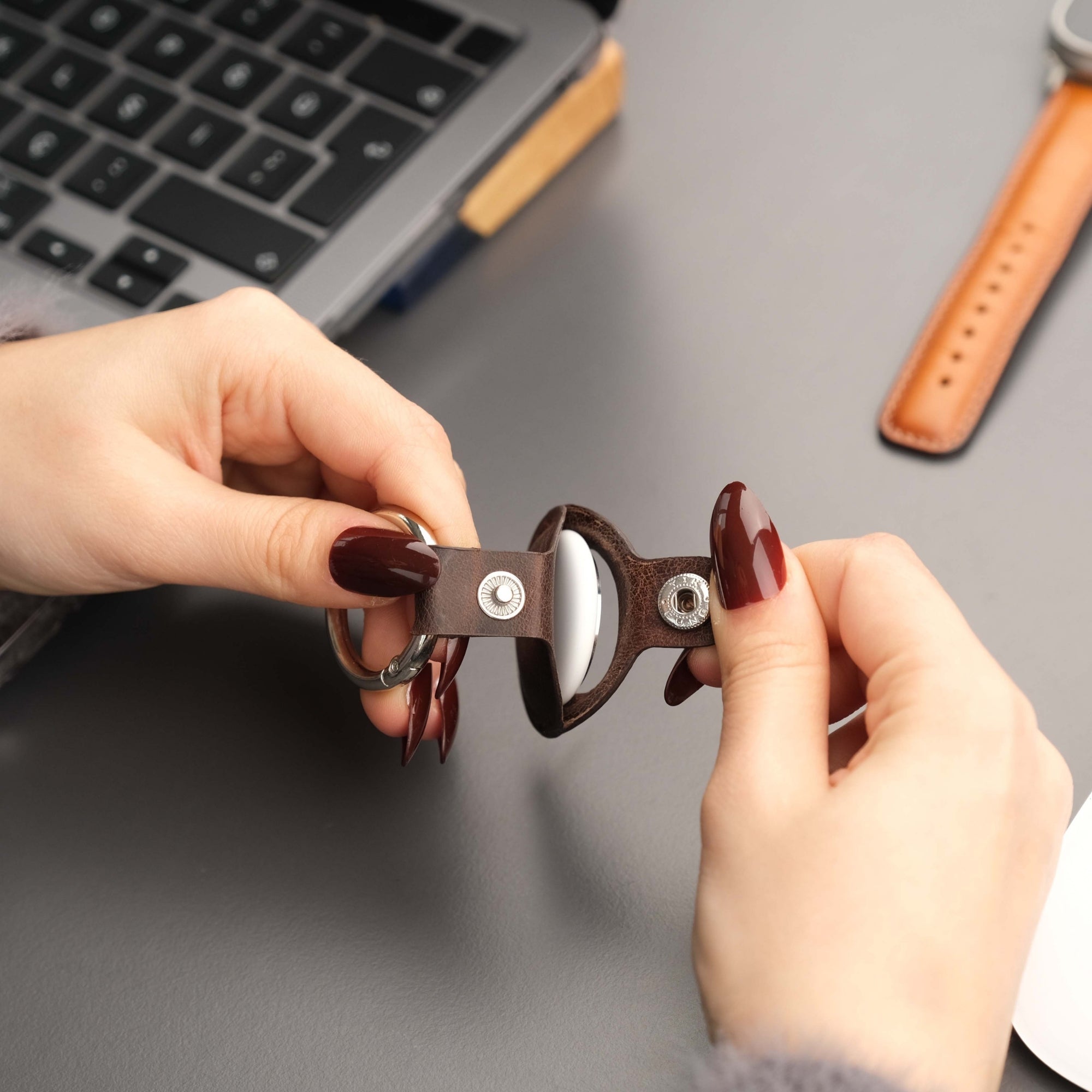 saratoga leather airtag holder - toronata -