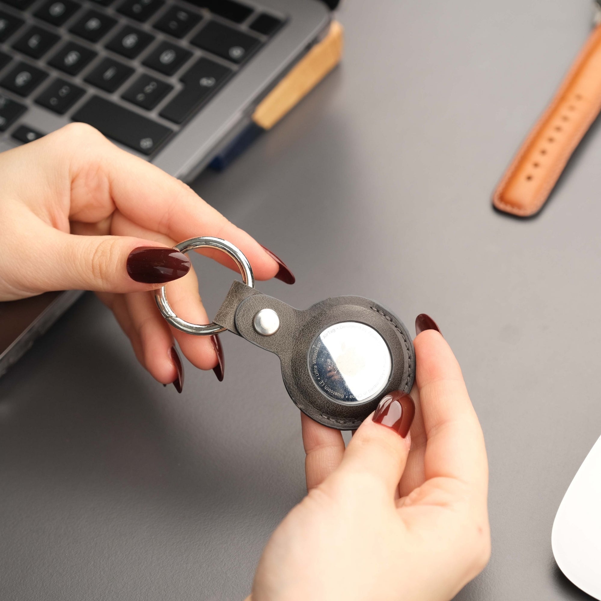 saratoga leather airtag holder - toronata -