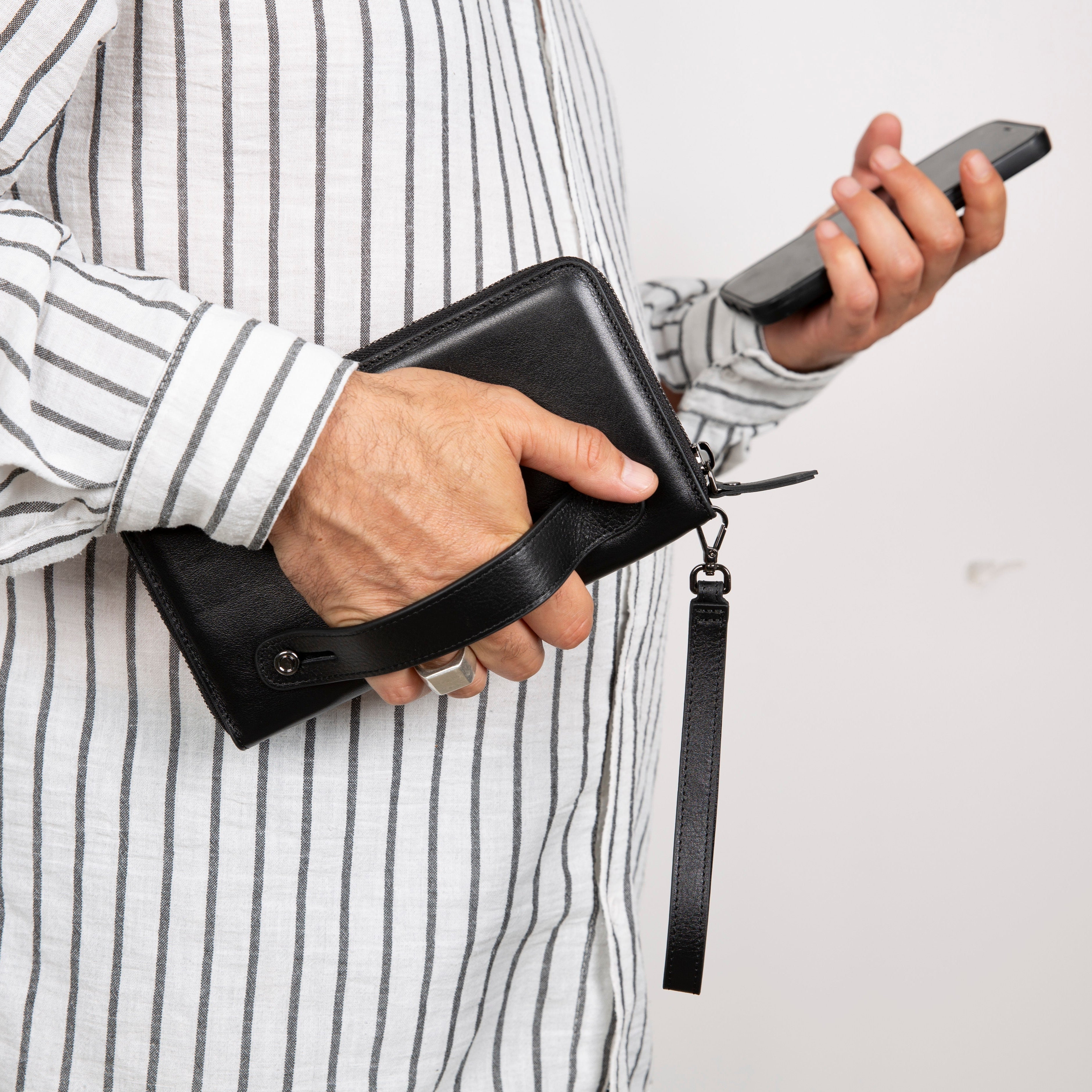 Anchorage Leather Wallet – Phone Holder & 12 Card Slots 